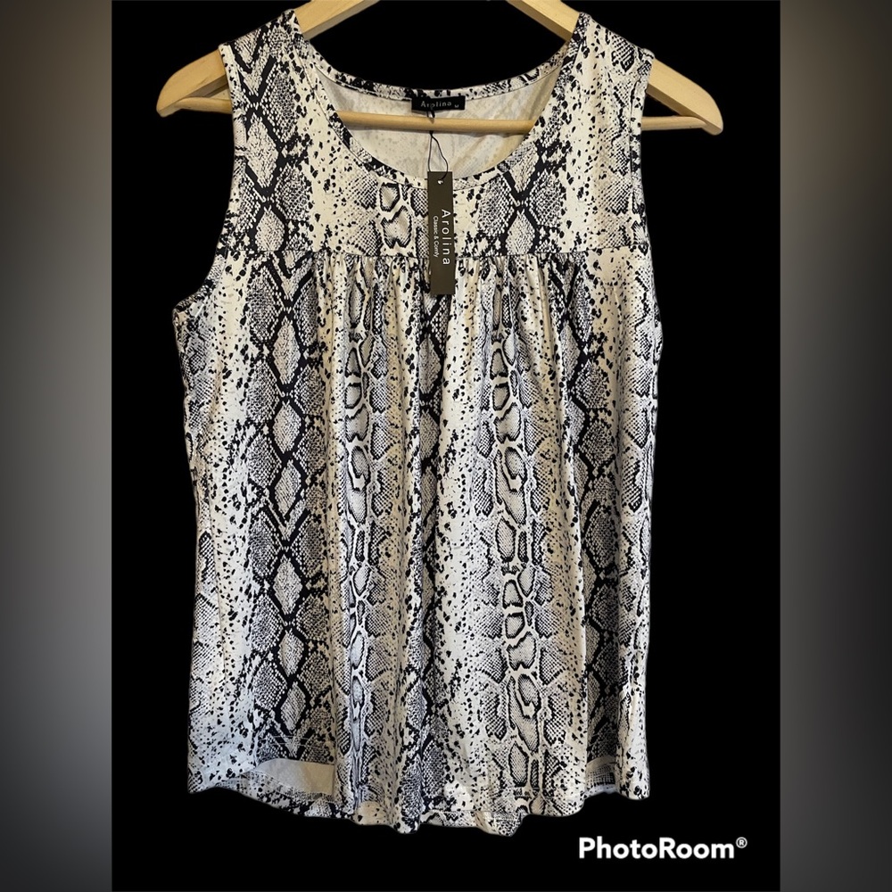 Arolina Women’s, size M tank top, NWT (CL)